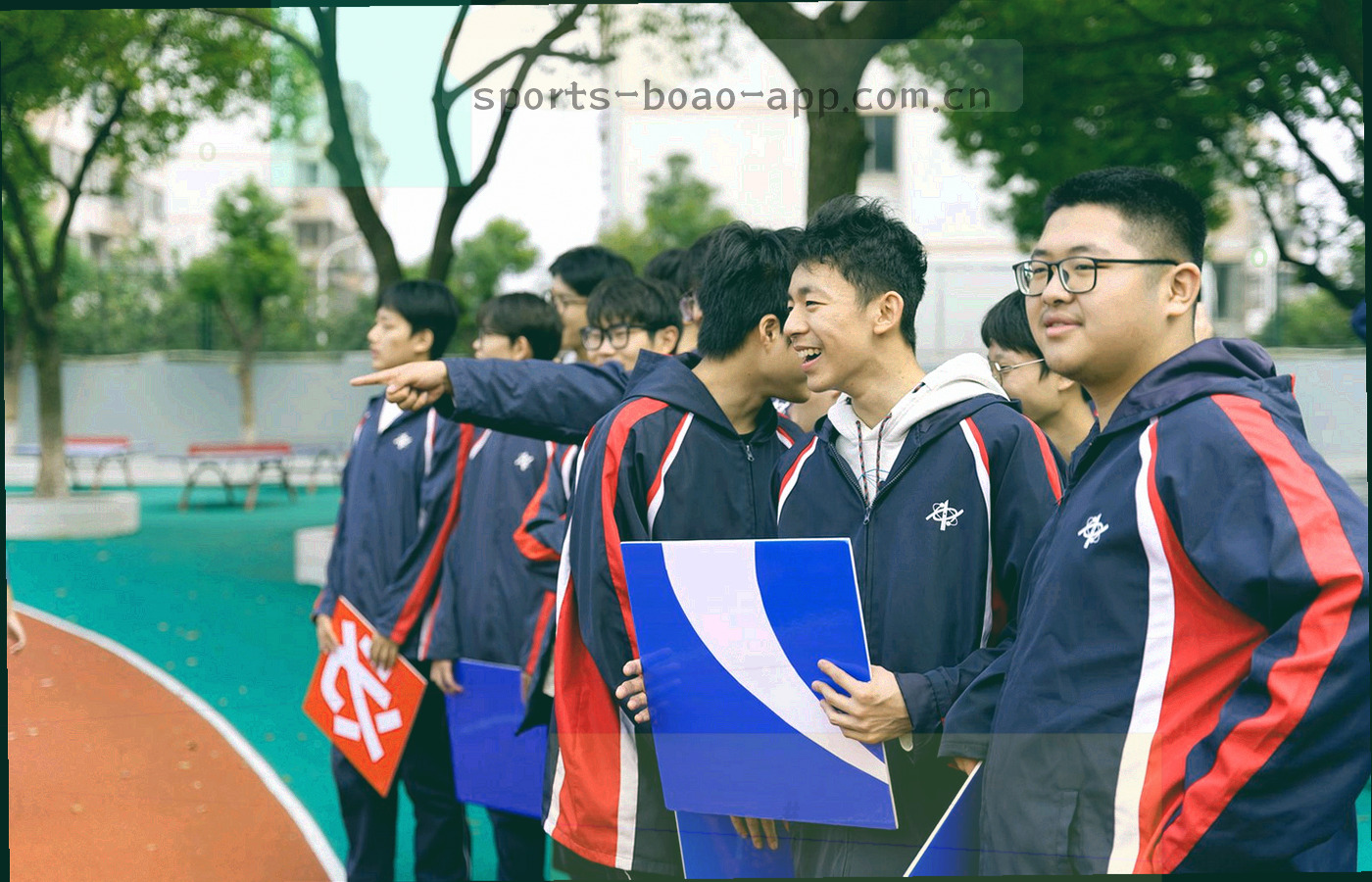 场馆通道内数据屏与导向灯光的局部构图